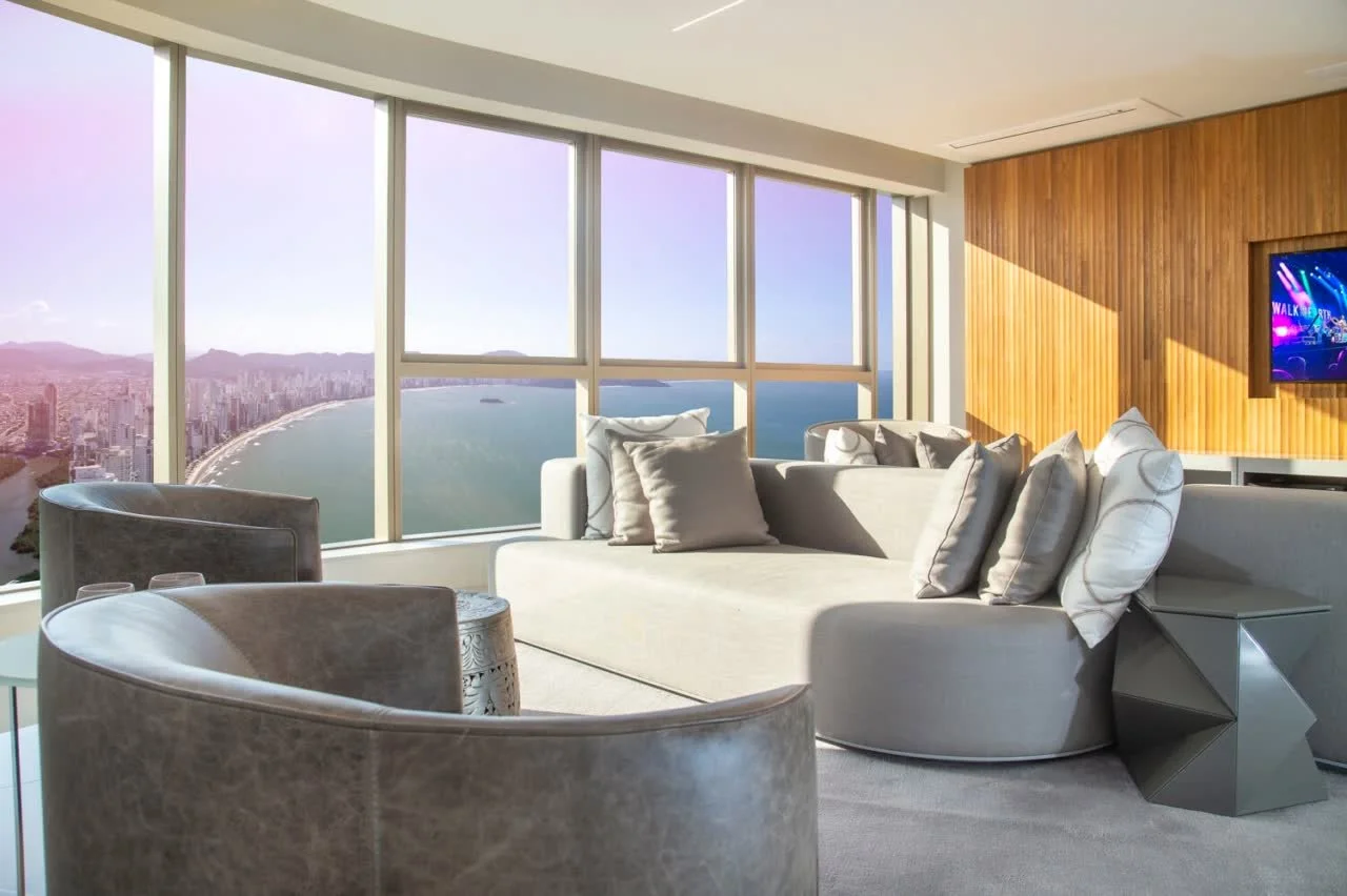 Vista de dentro do apto no Yachthouse, em BC