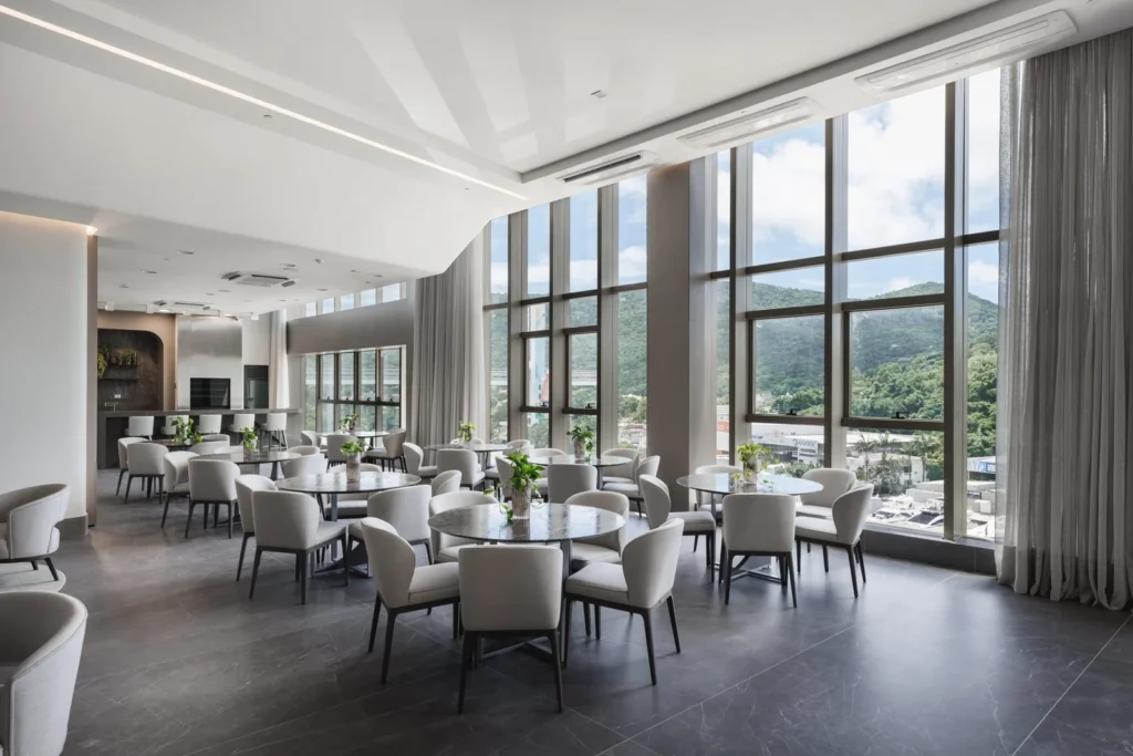 Salão com design moderno e grandes janelas de vidro no Yachthouse