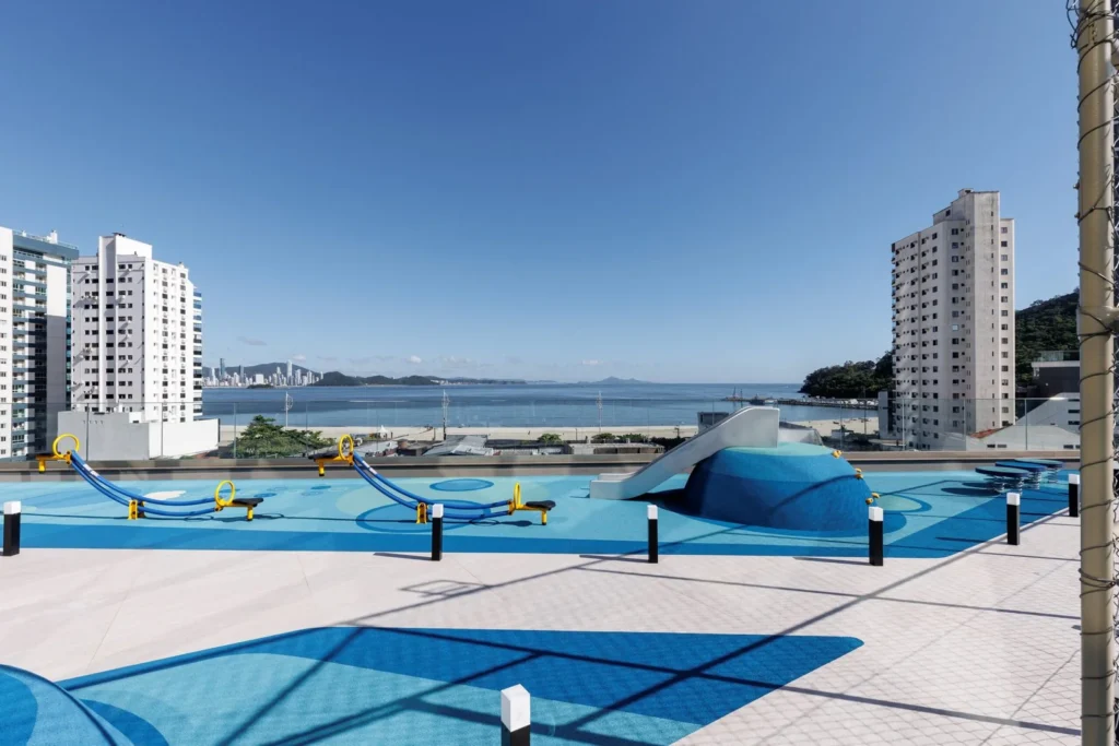 Piscina na cobertura do Yachthouse Residence