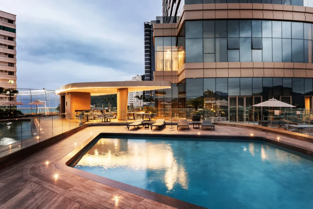 Piscinas do Yachthouse, em BC